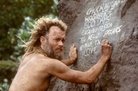 Cast Away - Verschollen – Nach einem Flugzeugabsturz kann sich Chuck (Tom Hanks) als einziger Überlebender auf eine einsame Insel retten. Gefangen im Paradies, kämpft er vier Jahre lang ums Überleben ...