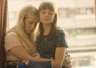Kokon – Die Schwestern Jule (Lena Klenke, l.) und Nora (Lena Urzendowsky, r.) trösten sich gegenseitig.