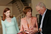 Desperate Housewives – Am Tag der gerichtlichen Anhörung von Bree (Marcia Cross, l.) und Andrew erscheinen überraschend Brees Vater (Ronny Cox, r.) und ihre Stiefmutter (Carol Burnett, M.), um die Sache innerhalb der Familie zu klären ...