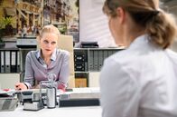 Sturm der Liebe – Annabelle (Jenny Löffler, l.) macht Jessica (Isabell Ege, r.) klar, dass sie nichts mehr mit deren Problemen zu tun haben will.