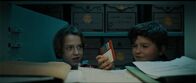 3 Hz – Ella (Cécile Enthoven) und Sammy (Arthur Hermans) finden die Floppy-Disk.