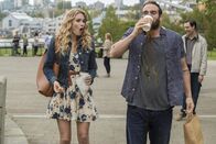 No tomorrow – Evie Covington (Tori Anderson, l.); Xavier Holliday (Joshua Sasse, r.)