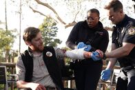 9-1-1 Notruf L.A. – Als ein Tiger aus seinem Gehege im Zoo ausbricht, versucht der Wärter Bill (Brian Maillard, l.) ihn zu stoppen. Können Hen (Aisha Hinds, 2.v.r.) und Bobby (Peter Krause, r.) dem Mann helfen, während ihre Kollegen versuchen, den Tiger einzufangen und einen Mann zu retten?
