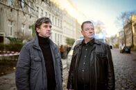 Polizeiruf 110 – Kommissar Michael Lehmann (Peter Schneider) und Kommissar Henry Koitzsch (Peter Kurth) am Tatort.