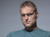 Mankells Wallander – Der Türsteher Fabian Lindberg (Fredrik Hiller) steht unter Mordverdacht.