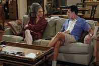 Two and a Half Men – Nachdem Alan (Jon Cryer, l.) das Haus seiner Freundin Lyndsey abgefackelt hat, ist er zusammen mit ihr, ihrem Sohn Eldridge und seinem Sohn Jake bei seinem Bruder Charlie (Charlie Sheen, r.) untergekommen ...