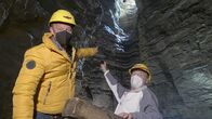 Tobis Städtetrip – Tobi mit Höhlenführer Gordon Ulrich in Teufelshöhle.