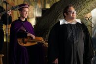 Scorpion – Nachdem sich Sylvester (Ari Stidham, r.) das erste Mal als Rechtsanwalt präsentieren musste, freut er sich umso mehr über seine Geburtstagsfeier auf dem Mittelalterfestival mit seinem Freund Kaldor (John Hartman, l.) und allen Scorpion Mitgliedern - bis Gangster das Gelände stürmen ...