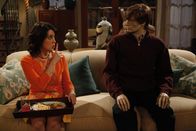 Two and a Half Men – Wird Rose' (Melanie Lynskey, l.) Geheimnis um ihrem Ehemann auffliegen?