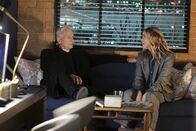 Navy CIS – Leroy Jethro Gibbs (Mark Harmon, l.); Jack Sloane (Maria Bello, r.)