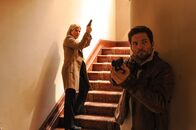 SOKO Stuttgart – Die Kommissare Martina Seiffert (Astrid M. Fünderich, l.) und Jo Stoll (Peter Ketnath, r.) sind auf der Suche nach Selma.