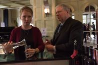 Der Staatsanwalt – Als Bernd Reuther (Rainer Hunold, r.) ihr von dem Tod ihres Mitarbeiters Timo Licht erzählt, reagiert Tanzlehrerin Sybille Wunderlich (Katja Studt, l.) sichtlich schockiert.