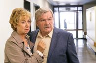 Rentnercops – Heidrun (Verena Plannger, l.) und Günter (Wolfgang Winkler, r.) bangen um Edwin.