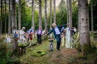 Sturm der Liebe – Ana ist gerührt, als Wilma ein fröhliches Abschiedsfest geplant hat (mit Erich Altenkopf, Dionne Wudu & Martin Walde).