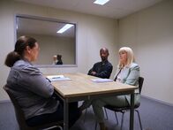 Detective No. 24 – Omar (Mike Almayehu) wird des Mordes verdächtigt. Eva (Sofia Rönnegård, l.) verhört ihn im Beisein seiner Anwältin, Tildas Schwester Beata (Hanna Ullerstam, r.).