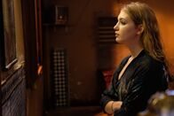 Close - Dem Feind zu nah – Langsam dämmert es auch der verwöhnten Zoe (Sophie Nélisse), in welcher Gefahr sie schwebt.