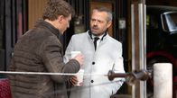 Sturm der Liebe – Erik (Sven Waasner, r., mit Martin Walde, l.) glaubt, er ist ein schlechter Freund.