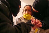 Aktenzeichen XY ... ungelöst – Schock in den Ferien: Eine 16-Jährige ist zusammen mit ihrer Familie brutalen Räubern hilflos ausgeliefert.