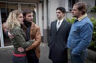 Der letzte Bulle – Können Mick (Henning Baum, r.) und Andreas (Maximilian Grill, 2.v.r.) den Aussagen der beiden Nachttanker Nina Hummel (Barbara Lanz, l.) und Holger Roth (Simon Eckert, 2.v.l.) trauen?