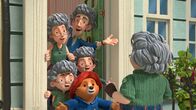 Paddingtons Abenteuer – L-R: Mrs. Brown, Jonathan Brown, Mr. Brown, Judy Brown, Paddington, Mrs. Bird
