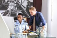 Death in Paradise – JP Hooper (Tobi Bakare) zeigt seinem Chef DI Jack Mooney (Ardal O'Hanlon) neuste Ergebnisse der Ermittlungen.
