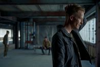 neoriginal: Decision Game – Mark (Jakob Diehl, r.) kann Roberts (Roeland Wiesnekker, M.) falsches Spiel nicht mehr mit ansehen. Er erzählt Sneakerboy (Lion Russell Baumann, l.) von dem Flugzeugabsturz, den sie damals erlebt haben.