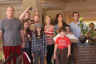 Modern Family – Die Großfamilie Pritchett / Dunphy (v.li.: Ed O'Neill, Sarah Hyland, Eric Stonestreet, Jesse Tyler Ferguson, Ariel Winter, Julie Bowen, Sofia Vergara, Nolan Gould, Rico Rodriguez, Ty Burell) ist auf Hawaii angekommen, doch der Urlaub verläuft alles andere als entspannend...