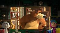 Mascha und der Bär – Der Bär wundert sich. Irgendetwas stimmt mit dem neuen Fernseher nicht.