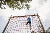 Exatlon Germany – Eine fitte Frau, die beim Hindernisparcours das Netz hinunterklettert