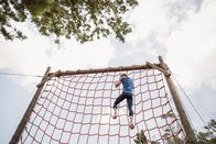 Exatlon Germany – Eine fitte Frau, die beim Hindernisparcours das Netz hinunterklettert