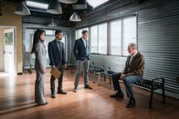 Elementary – Als ein Fallschirmspringer kaltblütig während eines Sprungs ermordet wird, ermitteln Watson (Lucy Liu, l.), Bell (Jon Michael Hill, 2.v.l.) und Holmes (Jonny Lee Miller, 2.v.r.) auf Hochtouren. Offenbar haben sie es nämlich nicht nur mit einem Mörder zu tun ...