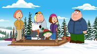 Family Guy – Als Peter (r.) glaubt, den großen Schlitten aus dem Haus geholt zu haben, liegt offensichtlich eine gewaltige Verwechslung vor - Lois (l.) ist schockiert und stocksauer, dass er den antiken Esstisch ernsthaft als Schlitten verwenden will.