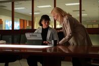 Gray – Sara Beckham (Lydia West, l.); Cornelia Gray (Patricia Clarkson, r.)
