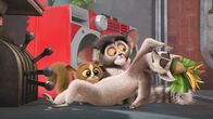 King Julien – King Julien (vo.) möchte Flora davon abhalten, beim "Wettkampf der Verdammten" anzutreten. Mort (li.) und Maurice stimmen zu.