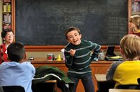 The Middle – Mike ist stolz, dass Brick (Atticus Shaffer, M.) beim Buchstabierwettbewerb der Schule mitmachen will und bereitet ihn akribisch darauf vor. Doch der Wettbewerb verläuft anders, als erhofft. Frankie und Sue geben unterdessen alles, um Karten für ein Justin Bieber-Konzert zu bekommen ...