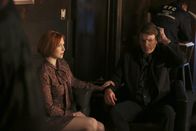 Castle – Alexis (Molly C. Quinn, l.) steht ihrem Vater (Nathan Fillion, r.) bei, nachdem ein Psychopath, mit einer Axt bewaffnet, sich seinen Weg in Castles Büro gebahnt hat ...