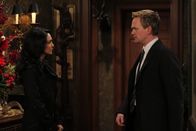 How I Met Your Mother – Barney (Neil Patrick Harris, r.) ist sich sicher, dass mit ihm etwas nicht stimmt, da er realisiert, dass er tiefe Gefühle für Nora (Nazanin Boniadi, l.) empfindet ...