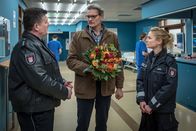 Notruf Hafenkante – Hans (Bruno F. Apitz, l.) und Franzi (Rhea Harder-Vennewald, r.) wundern sich, dass Richard Lier (Götz Otto, M.) seine Schwägerin im Krankenhaus besucht, da zwischen seiner Frau und seiner Schwägerin Krieg herrscht.