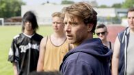 Der Lehrer – Stefan Vollmer (Hendrik Duryn, v.) ist gerade zu einer Trainingseinheit mit seiner B-Auswahl auf dem Sportplatz, als es zu einem Unfall kommt...