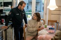 Großstadtrevier – Paul Dänning (Jens Münchow, l.) ist wegen seiner Tochter Frauke (Johanna Polley, r.) zurück nach Hamburg gekommen. Frauke ist momentan nicht in der Lage, die Verantwortung für ihre Kinder alleine zu tragen.