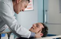 In aller Freundschaft – Jan Gebhard (Moritz von Treuenfels, re.) reagiert auf ein Gegengift mit einem anaphylaktischen Schock. Nun muss Dr. Kaminski (Udo Schenk, li.) schnell reagieren, es ist lebensgefährlich.
