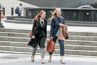 For the People – (v.li.): Britt Robertson (Sandra Bell), Hope Davis (Jill Carlan).