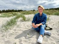 Wunderschön! – Judith Rakers auf Fischland-Darß-Zingst: Malerische Orte, urwüchsige Natur und ihre Lage zwischen zwei Gewässern machen die Halbinsel zu einem Paradies für Wassersportler und für Besucher, die Ruhe und Weite suchen. Dazu Kultur und ganz viel Fischer- und Seefahrertradition. Für Wunderschön entdeckt Judith Rakers das faszinierende Land zwischen Ostsee und Bodden.