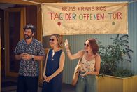 Andere Eltern – Beim Tag der offenen Tür möchten die Eltern einen guten Eindruck machen. Wenn das mal gut geht ... Von links: Jannos (Jasin Challah), Anita (Nadja Becker) und Kitagründerin Nina (Lavinia Wilson)