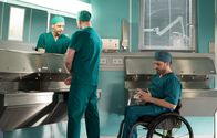 In aller Freundschaft – Dr. Kai Hoffmann (Julian Weigend, li.) und Dr. Ilay Demir (Tan Çağlar, re.) haben gerade eine junge Frau operiert, die einem Autounfall mit Fahrerflucht zum Opfer gefallen ist. Der gesundheitliche Zustand der jungen Frau war sehr kritisch.