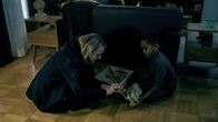 The Handmaid's Tale - Der Report der Magd – The Handmaid’s Tale Staffel 2 Folge 3 Im Spiel versunken: Elisabeth Moss als June Osborne, Isaiah Rockcliffe als Adam Copyright: SRF/2018 SRF & MGM Television Entertainment Inc. and Relentless Productions, LLC