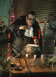 Scorpion – Ihr neuster Auftrag gefällt Slyvester (Ari Stidham) ganz und gar nicht - vor allem, weil er eigentlich viel lieber Halloween feiern würde ...