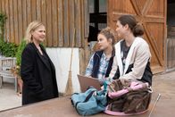 Die Chefin – Vera Lanz (Katharina Böhm, l.) ist auf der Suche nach dem Reitlehrer Peter Ignaz. Alana Ignaz (Vita Tepel, r.) und Michelle Seibert (Athena Strates, M.) wollen eine Internetseite anfertigen, um ihre verschwundene "Freundin" Rieke Berger wiederzufinden.