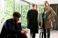 Rentnercops – Marco (Nikolaus Benda, l.) wird von Edwin Bremer (Tilo Prückner, M.) und Vicky Adam (Katja Danowski, r.) verhört.