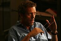Dr. House – Im Alleingang behandelt Dr. Gregory House (Hugh Laurie) eine junge Frau die den Zusammensturz eines Bürogebäudes überlebt hat ...